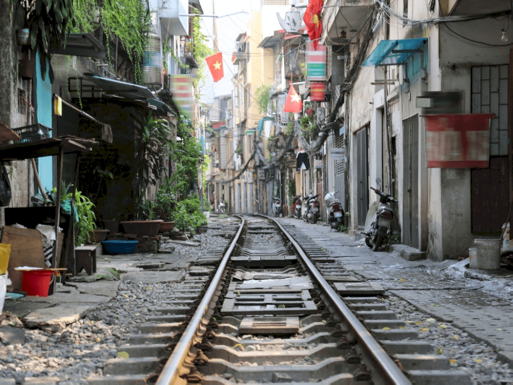 In the face of destruction, this narrow alleyway became a quiet testament to the strength of the people who called it home (Source: Internet)